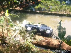 Mobil Bak Terbuka Terjun ke Jurang Setinggi 7 Meter di Sumedang