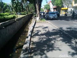 Tertiup Angin Kencang, Tiang PJU Ambruk Timpa Fortuner