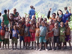 Cerita Haru Saat Dokter Terbang Lepas Landas Meninggalkan Warga Papua