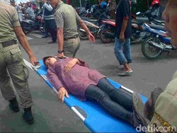 Warga Pingsan Saat Antre Pembagian Bingkisan Lebaran