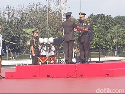 Jenderal Moeldoko Serahkan Tongkat Komando ke Panglima TNI Jenderal Gatot