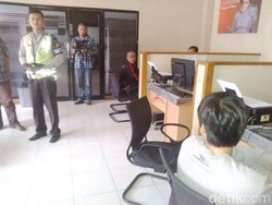Pengendara Motor Pukul Polisi yang Menegurnya di Perempatan Blok M
