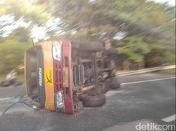 Ban Pecah, Minibus Travel Tujuan Bandung Terbalik di Tol Purbaleunyi