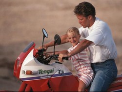 Saat Bepergian dengan Sepeda Motor, Jangan Biarkan Anak Duduk di Depan