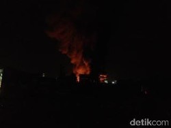 Pabrik Minyak Kelapa Sawit di Medan Terbakar