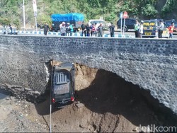 Mobil Xenia Nyemplung di Kawasan Pantai Watudodol