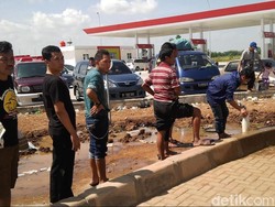 Pedagang Asongan Menjamur di Exit Tol Cipali