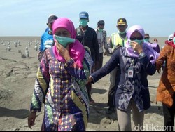 Mensos Janjikan Kartu Indonesia Sehat untuk Korban Lumpur Lapindo