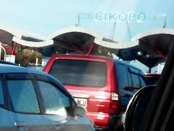 Kendaraan Mulai Merayap Masuk Gerbang Cikopo Sore ini