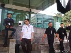 Lambaian Tangan OC Kaligis Saat Diangkut Penyidik KPK