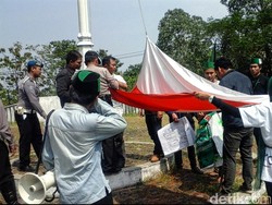 Duh Bendera di DPRD Sukabumi Terbalik, Diturunkan setelah Didemo Mahasiswa
