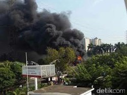 Korsleting Listrik, Truk Pengangkut Motor Terbakar di Kelapa Gading