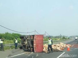 Truk Bermuatan Saos Terguling di KM 35 Tol Jakarta-Merak