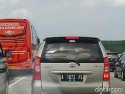 Siang Ini Tol Cipali Padat, Laju Kendaraan Tersendat