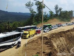 Macet dan Bahaya Jurang di Jalanan Berdebu Ciregol Jawa Tengah