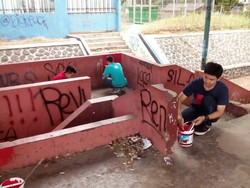 Anak Muda Bogor Bersihkan Panggung GOR Padjajaran Dari Vandalisme