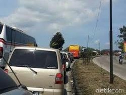 Jalur Selatan Mulai Diserbu Pemudik, Jalan Raya Bandung-Garut Macet