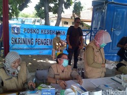 Sopir Angkutan Mudik Jalani Tes Kesehatan di Kampung Rambutan