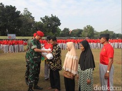 Berkah Ramadan Bagi Warga Kecil dari Prajurit Baret Merah