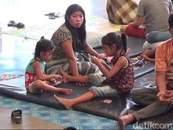 Pemudik di Pelabuhan Perak Terlantar karena Ombak Tinggi