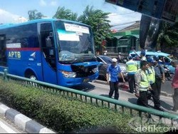 Bocah yang Tertabrak APTB di Cawang Luka-luka, Dilarikan ke RS UKI