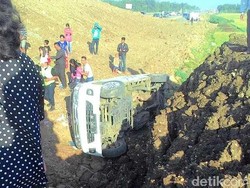 Diduga Mengantuk, Minibus Terguling di Tol Pejagan-Brebes