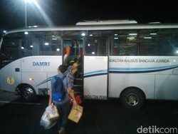 Penumpang Tinggalkan Bandara Juanda dan Beralih Moda Transportasi Darat
