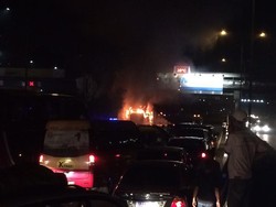 Sudah 1 Jam, Jalan Tol dari Cawang ke Pondok Gede Belum Dibuka