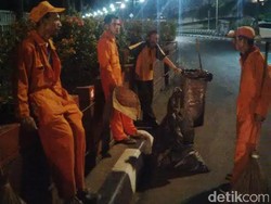 Kisah Para Pahlawan di Malam Takbiran: Petugas Kebersihan!