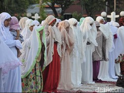 Wali Kota Risma Salat Id di Halaman Balai Kota Surabaya