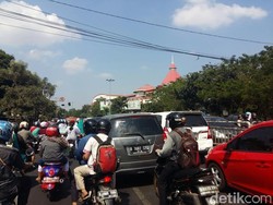 Warga Silaturahmi di Hari Lebaran, Jalan Raya Bogor Macet