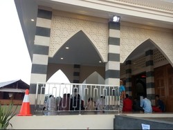 Pengguna Tol Cipali Salat Id di Rest Area KM 102