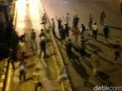 Polisi Tembakan Gas Air Mata Bubarkan Tawuran Warga di Berlan