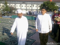 Cerianya Nazaruddin dan Kakunya Anas Urbaningrum Usai Salat Id
