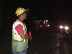 Berbahaya! Ini Perlintasan Rel Kereta Liar di Semanan yang Dijaga Warga