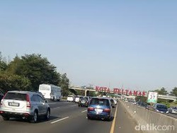 Hari Terakhir Arus Balik, Kendaraan di Tol Cikarang Masih Ramai