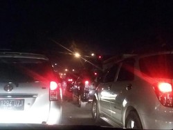 Pemudik Mesti Bersabar! Hingga Dini Hari Jalur Brebes Masih Parkir Berjamaah