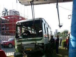 Bruk...Kopaja Hantam Pagar di Dekat Terminal Blok M