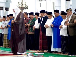 Momen Jokowi Salat Id di Banda Aceh, Makan Nasi Belango, dan Bersama Anak-anak