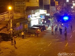 Tawuran di Berlan Memanas, Ratusan Warga Berhadapan dengan Senjata Tajam