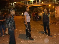 Tawuran Warga Pecah di Berlan, Warga Bawa Pedang dan Lempar Batu