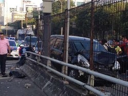 Mobil Nissan Livina Tabrak Mobil PJR yang Menepi