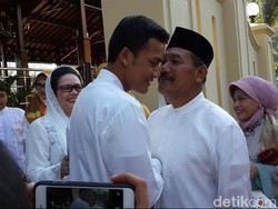 Momen Mesra Jenderal Badrodin dengan Istri dan Anak Usai Salat Id