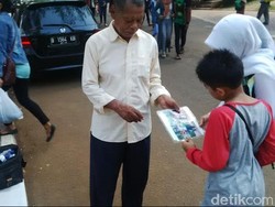 Libur Lebaran di Ragunan, Tukang Foto dan Penjual Tikar Panen Rupiah