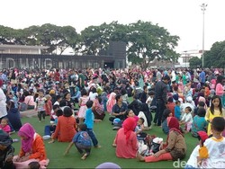 Wow, Ribuan Orang Menyemut Tamasya di Alun-alun Bandung