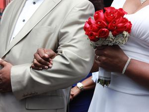 Pria Ini Tinggalkan Pengantinnya di Pelaminan Demi Main Bola