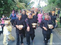 Jatuh Bangun Berebut Koin Total Rp 5 Juta di Barong Ider Bumi Banyuwangi
