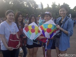 Sore-sore, Pengunjung Monas Ramai-ramai Bermain Layangan