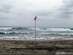 Tiga Wisatawan Terseret Ombak Pantai Cibuaya, Dua Tewas