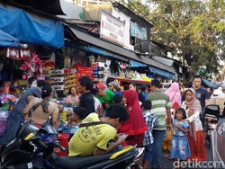 Libur Lebaran, Warga Borong Mainan Anak di Pasar Gembrong